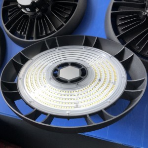 Lumière haute baie UFO LED haute puissance 150LM/W de 100W à 240W pour atelier ou entrepôt